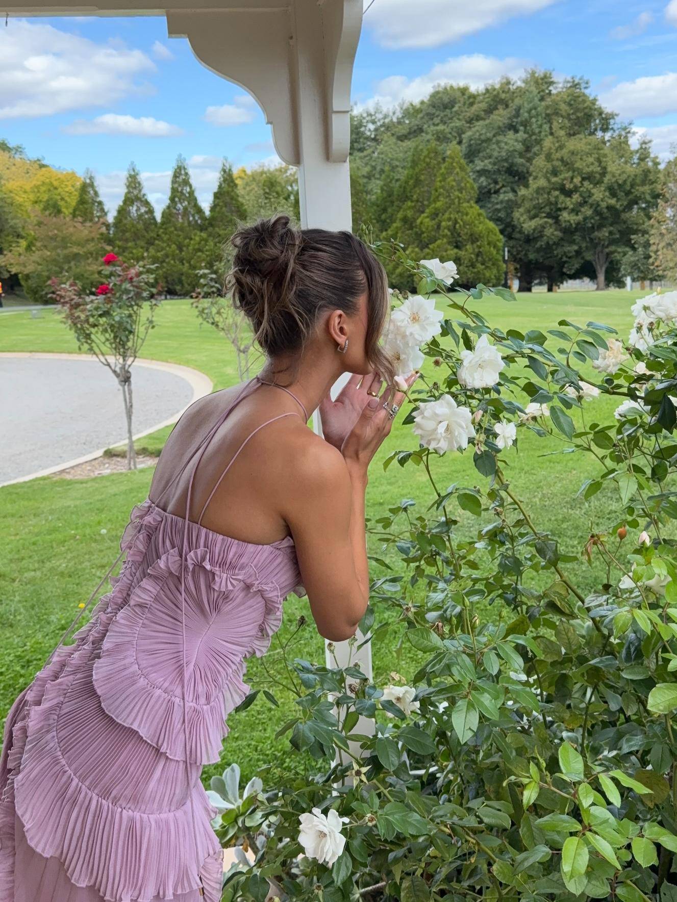 Robe dos nu plissée à col licou