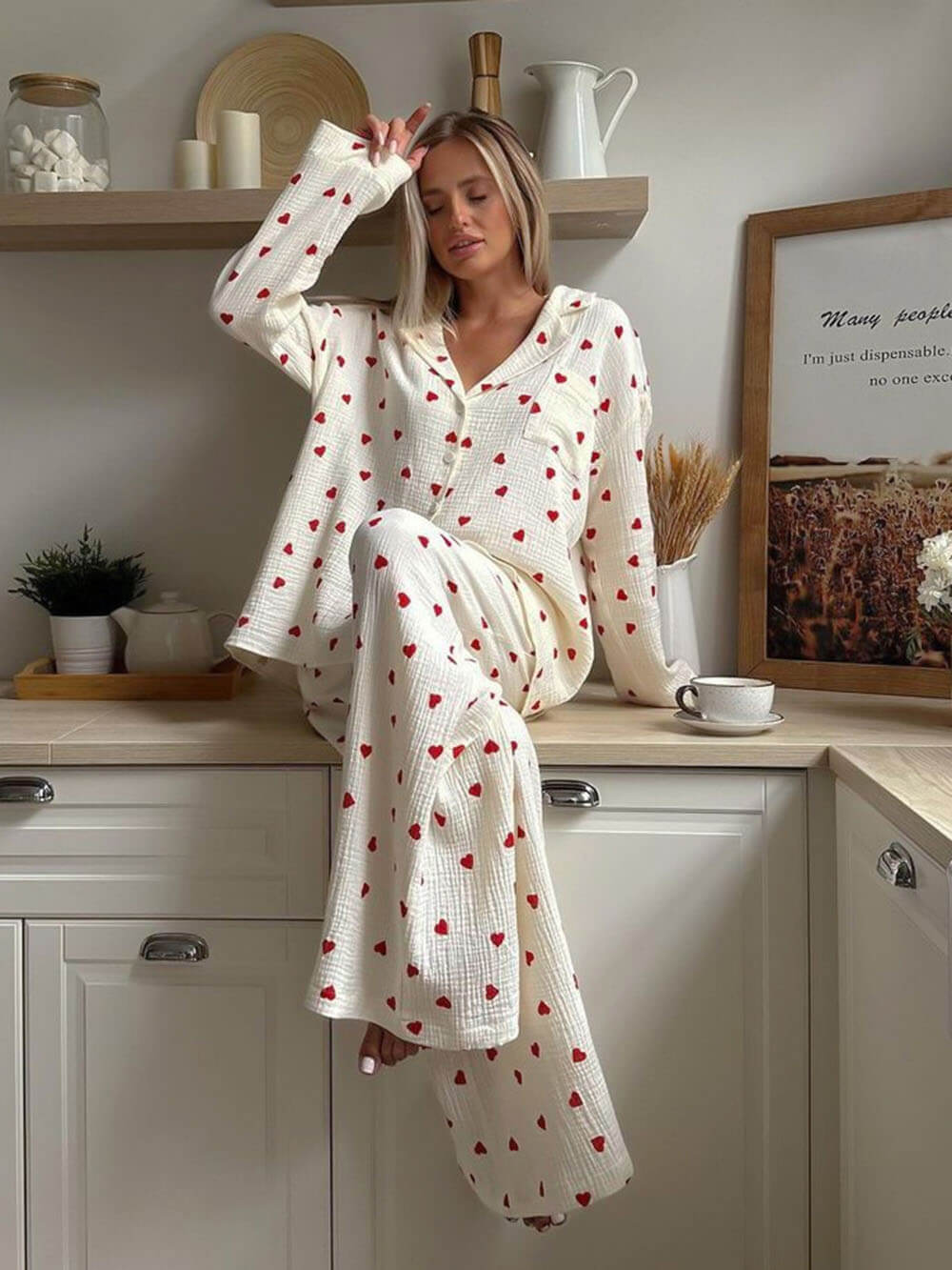 Pyjama-Set mit süßem Button-Down-Hemd mit Herz-Print