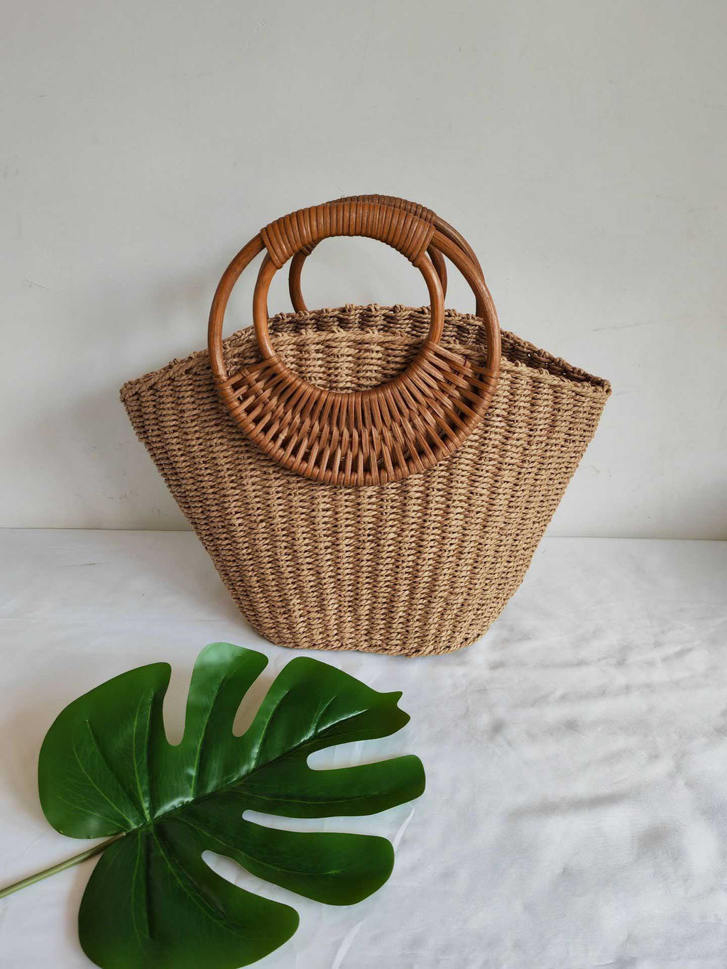 Exquisite Strohtasche mit rundem Rattangriff