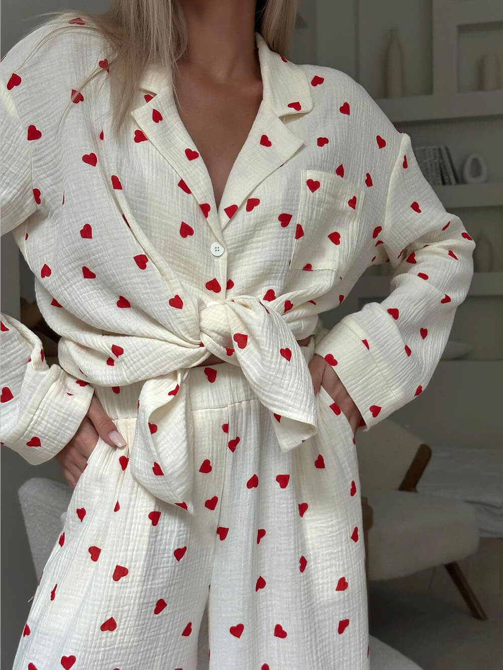 Pyjama-Set mit süßem Button-Down-Hemd mit Herz-Print