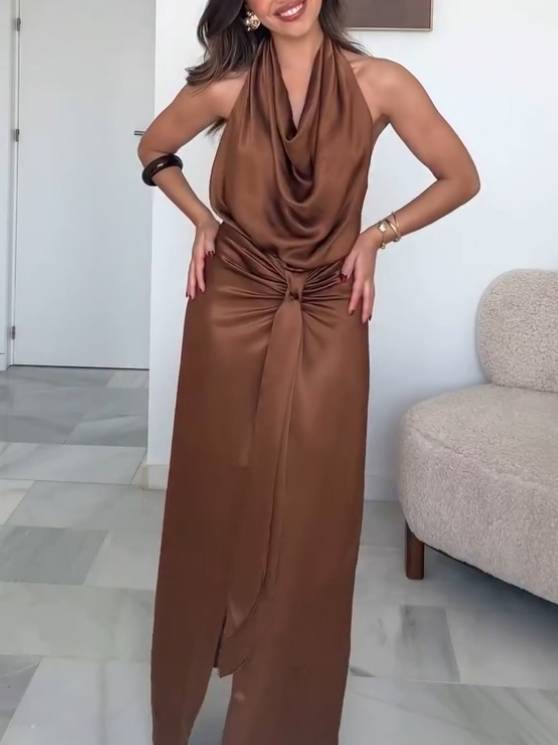 Robe fendue à col évasé
