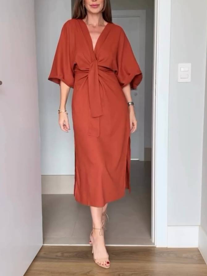 Kleid mit Fledermausärmeln und Schnürung