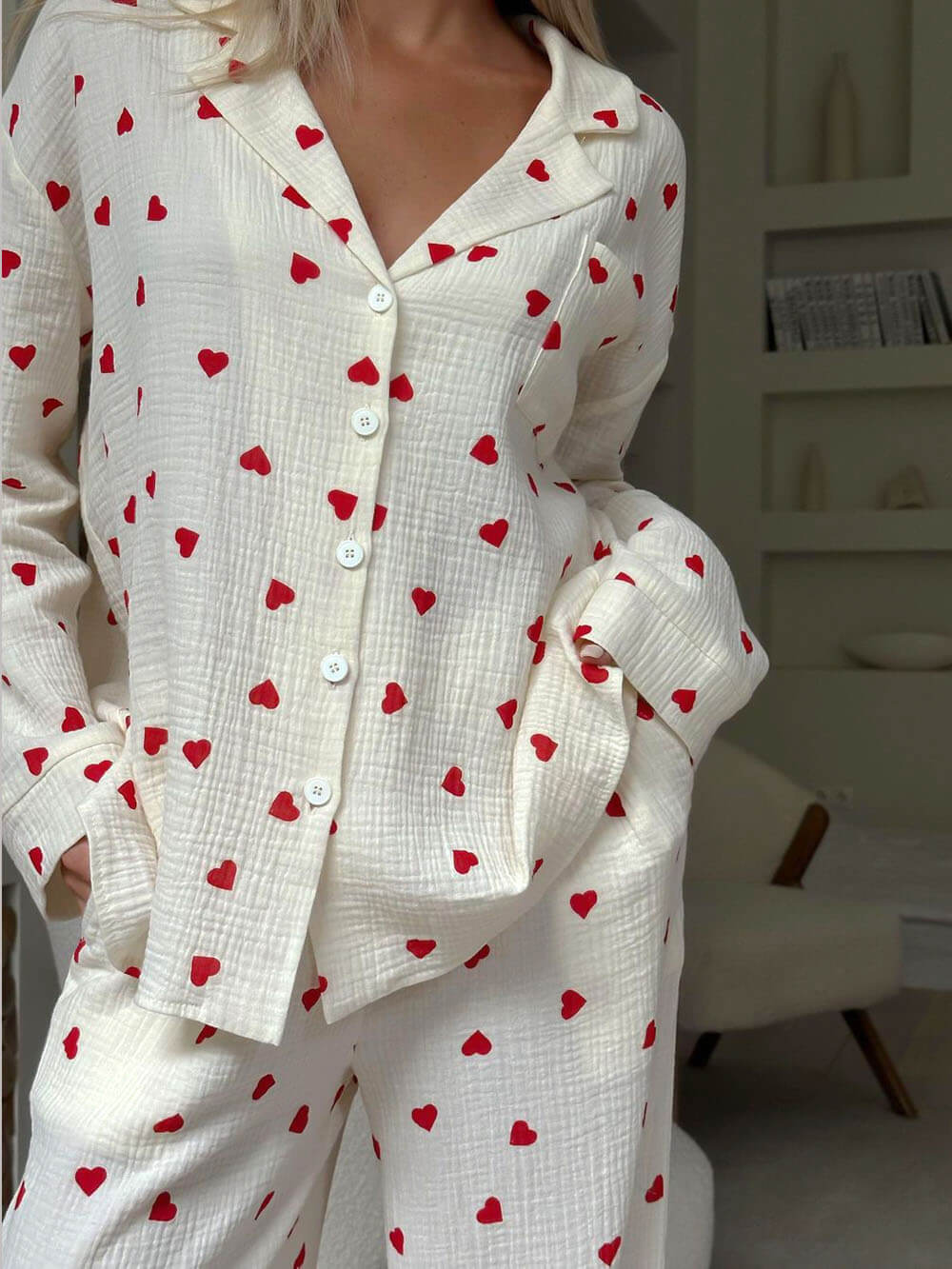 Pyjama-Set mit süßem Button-Down-Hemd mit Herz-Print