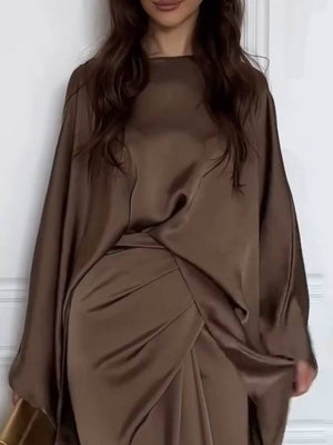 Ensemble chemise ample minimaliste et jupe à lacets