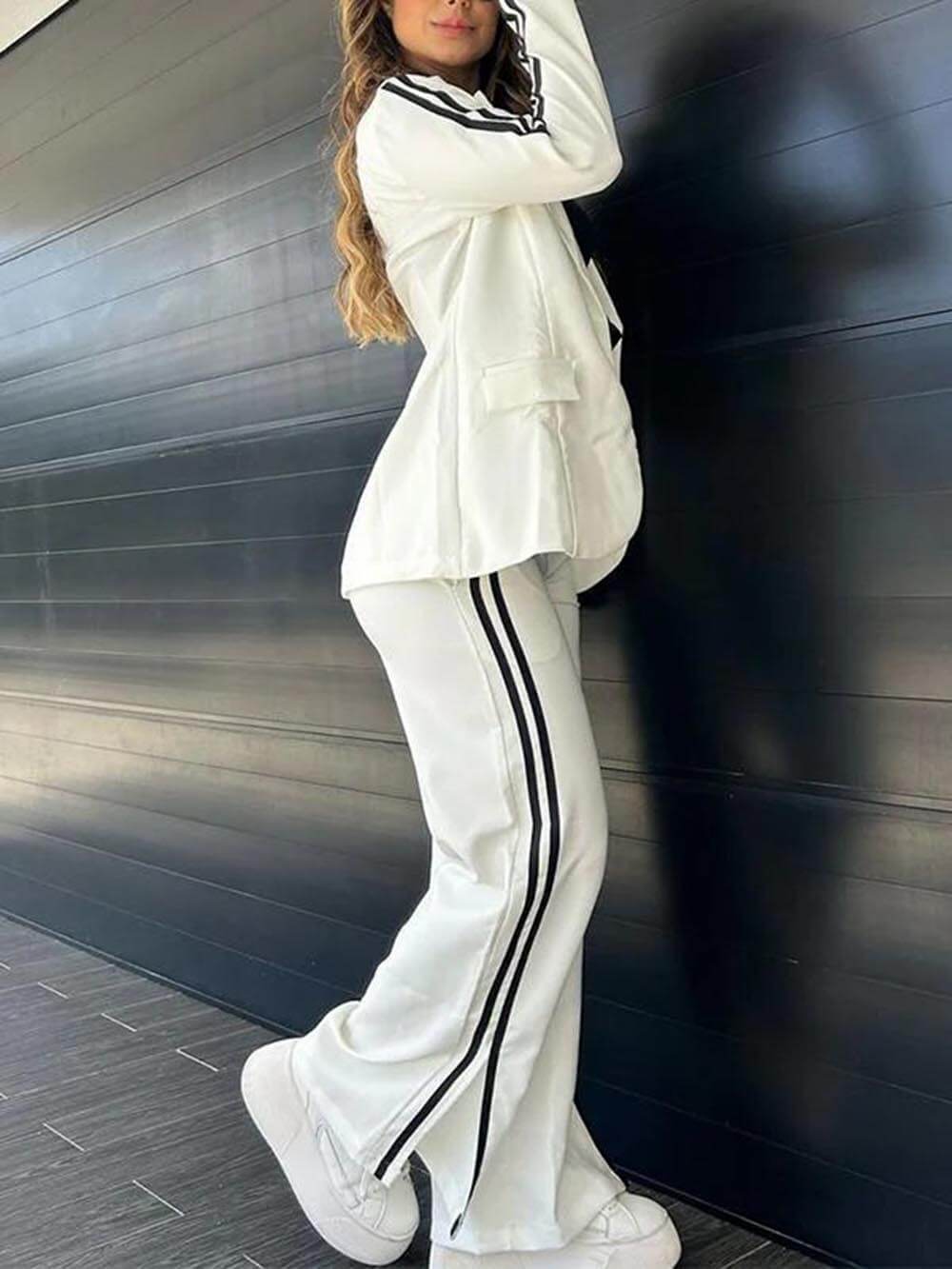 Sportliches Set aus Blazer mit gestreiftem Revers und lockerer Hose mit elastischer Taillentasche
