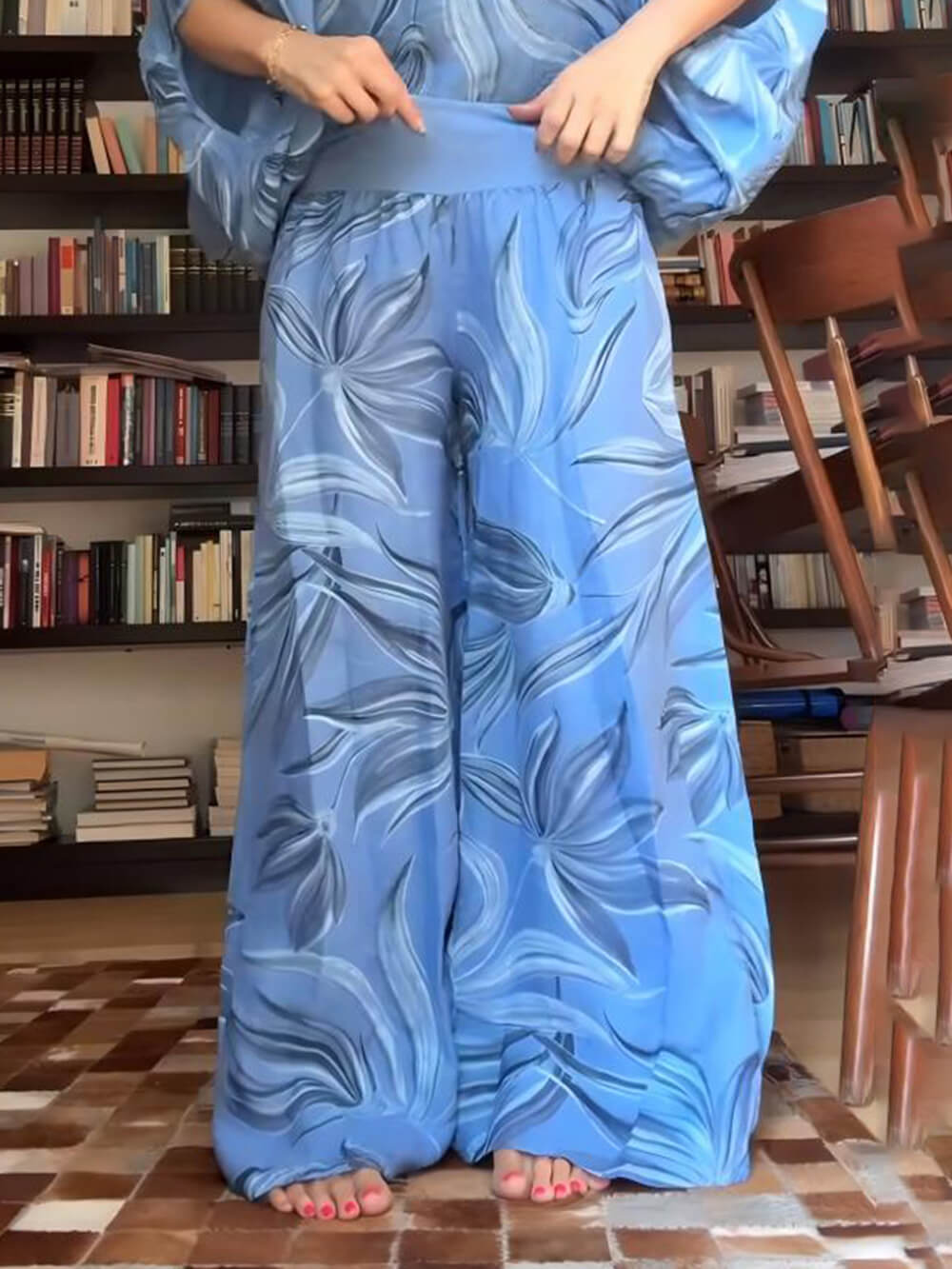 Einzigartige Hose mit weitem Bein, hoher Taille und Taschen im Blumenmuster