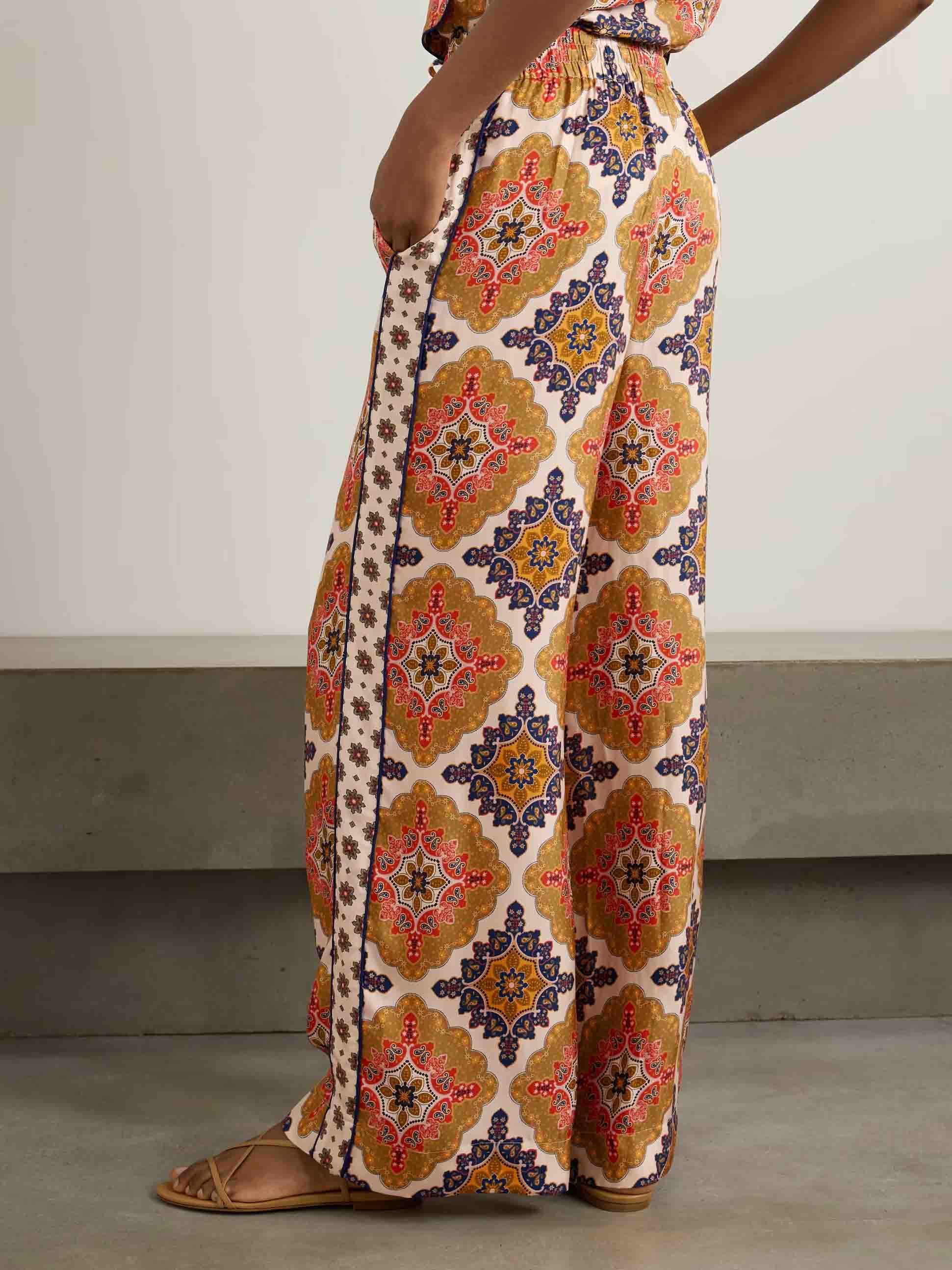 Retro-Boho-Satinhose mit weitem Bein und Print
