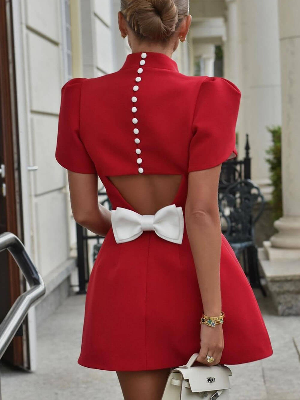 Elegantes Sweet Moment Minikleid mit Schlitz und kurzen Ärmeln, rückenfrei und mit Schleife