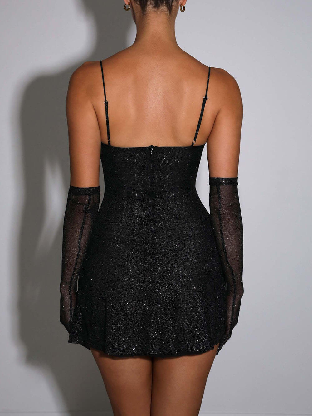 Schwarzes Minikleid mit Schlitz und Pailletten