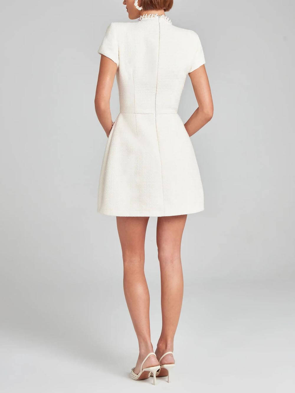 Exquisites und verspieltes Minikleid mit Perlenbesatz und Tasche