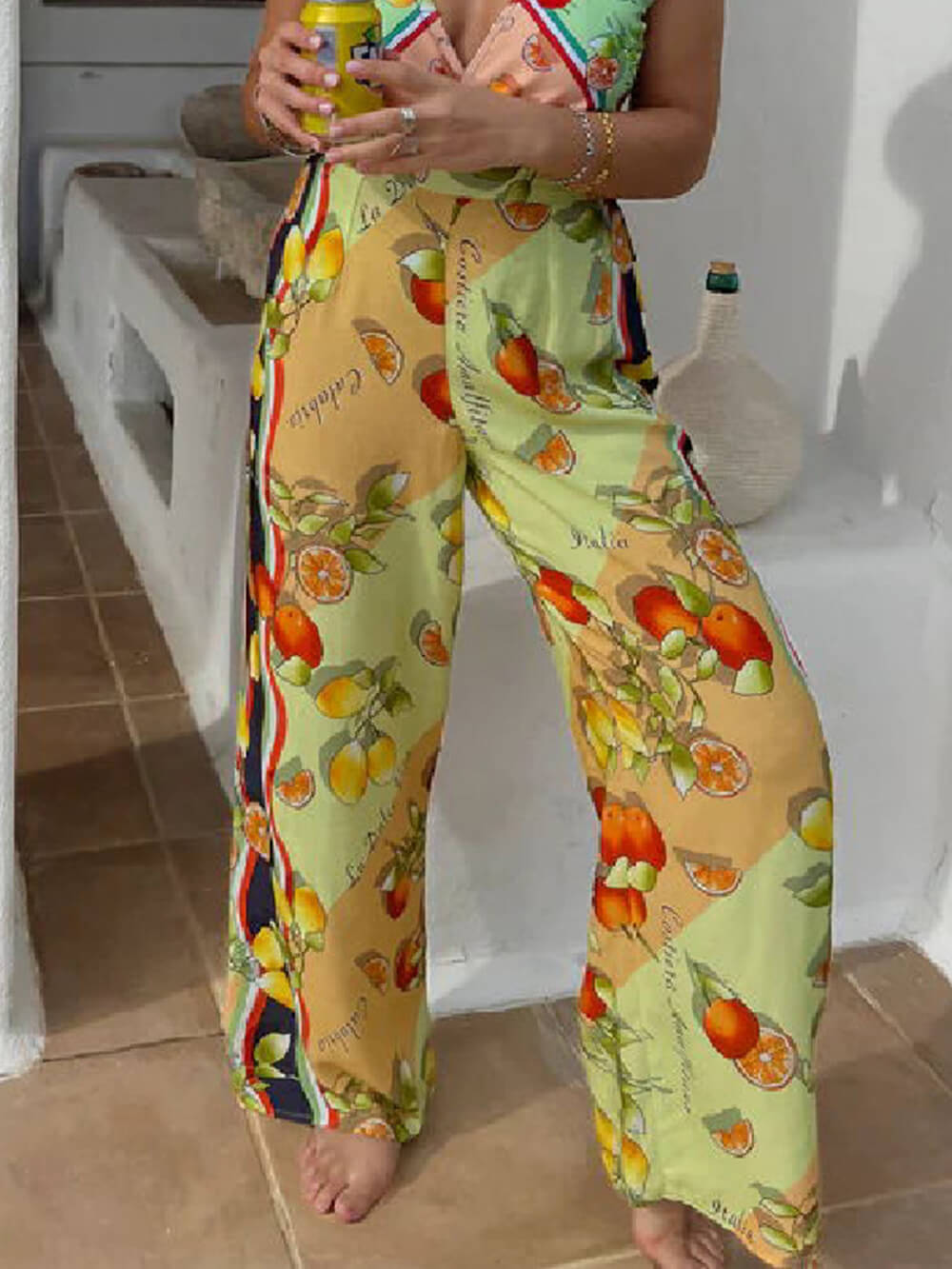 Moderne Hose mit mittelhohem Bund und weitem Bein im Zitronen-Print