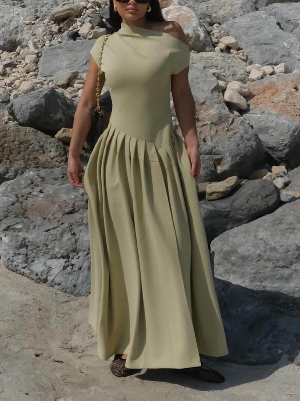 Elegantes, modisches Maxikleid mit schrägem Ausschnitt und schmaler Passform und großem Saum