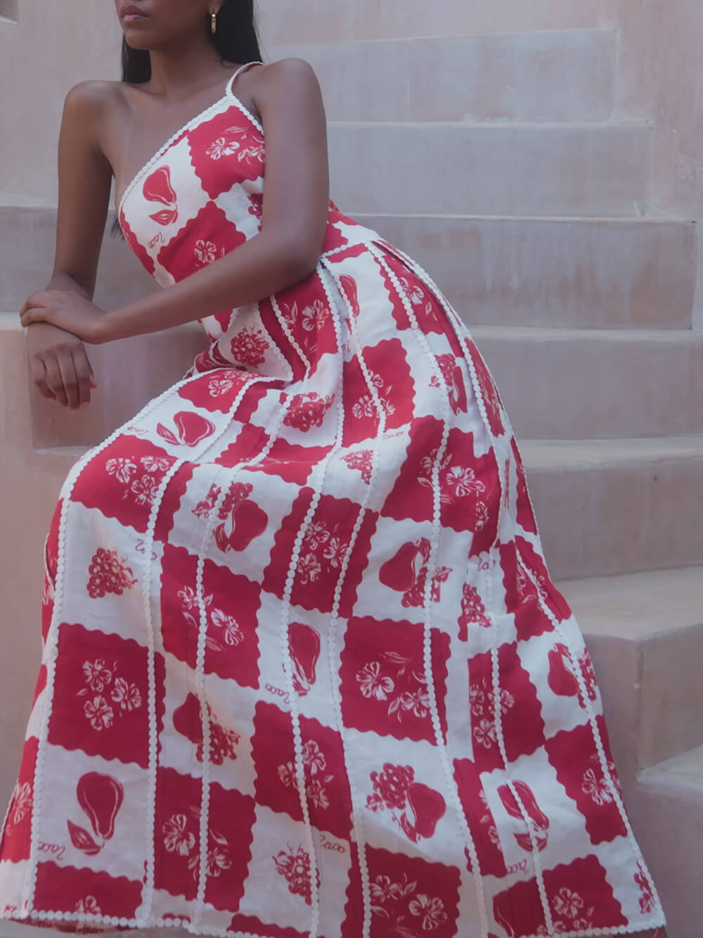 Robe longue évasée à une épaule et imprimé floral