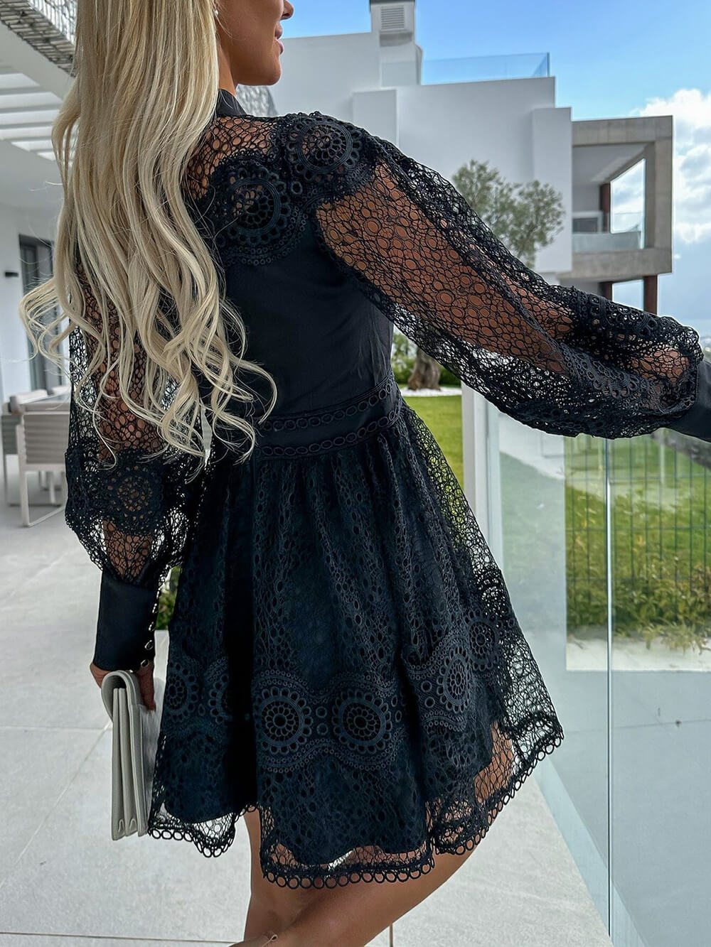 Elegantes Minikleid mit langen Ärmeln und Spitzenbesatz