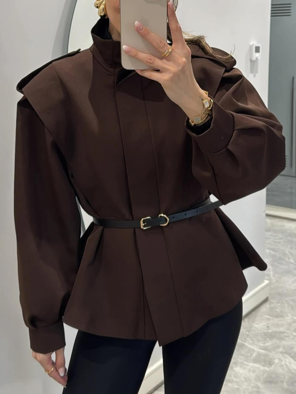 Moderne, auffällige Jacke mit Stehkragen und Knopfleiste und Laternenärmeln