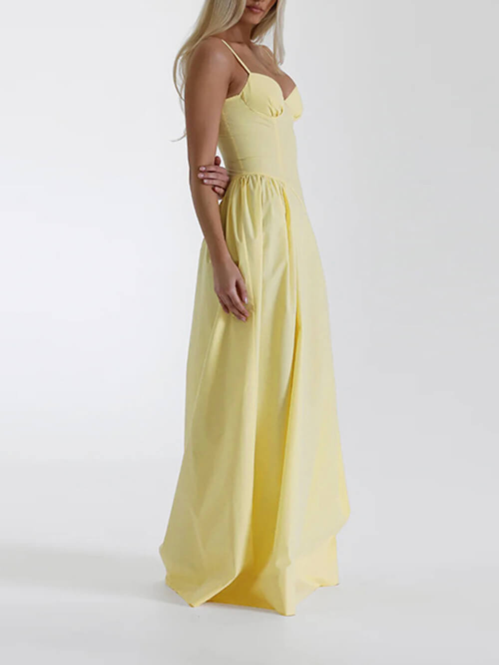 Sommerliches, figurbetontes Maxikleid mit Spaghettiträgern in A-Linie