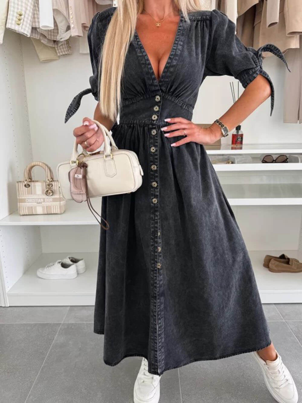 Unique Pleats – einfarbiges Midi-Jeanskleid mit V-Ausschnitt und Button-Down-Kragen