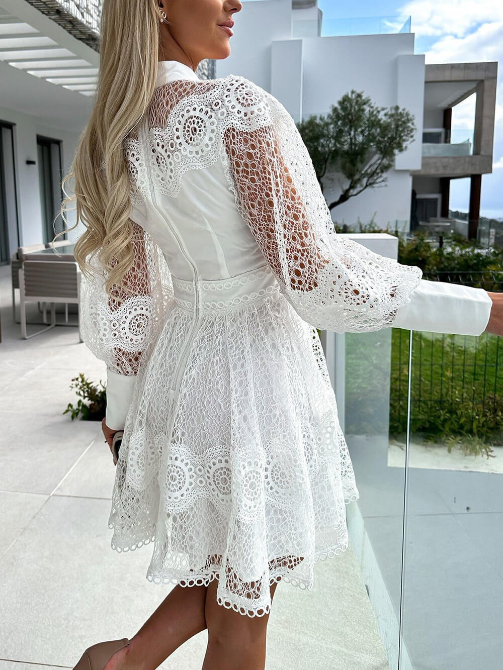Elegantes Minikleid mit langen Ärmeln und Spitzenbesatz