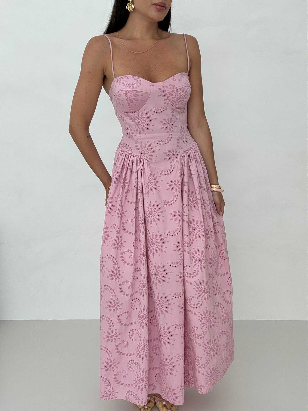 Romantisches Maxikleid mit besticktem Herzausschnitt und Spaghettiträgern