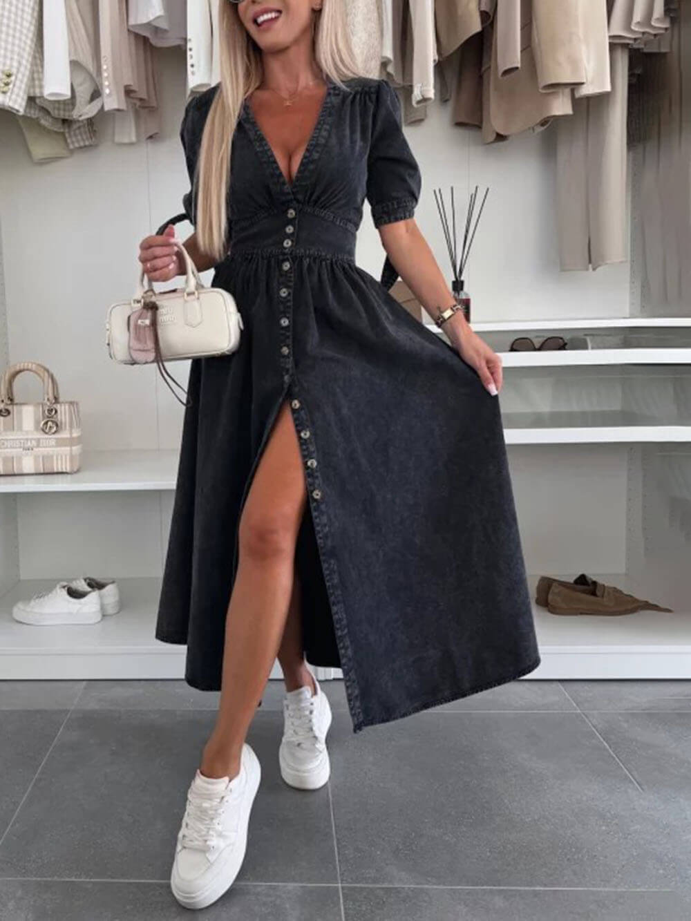 Unique Pleats – einfarbiges Midi-Jeanskleid mit V-Ausschnitt und Button-Down-Kragen
