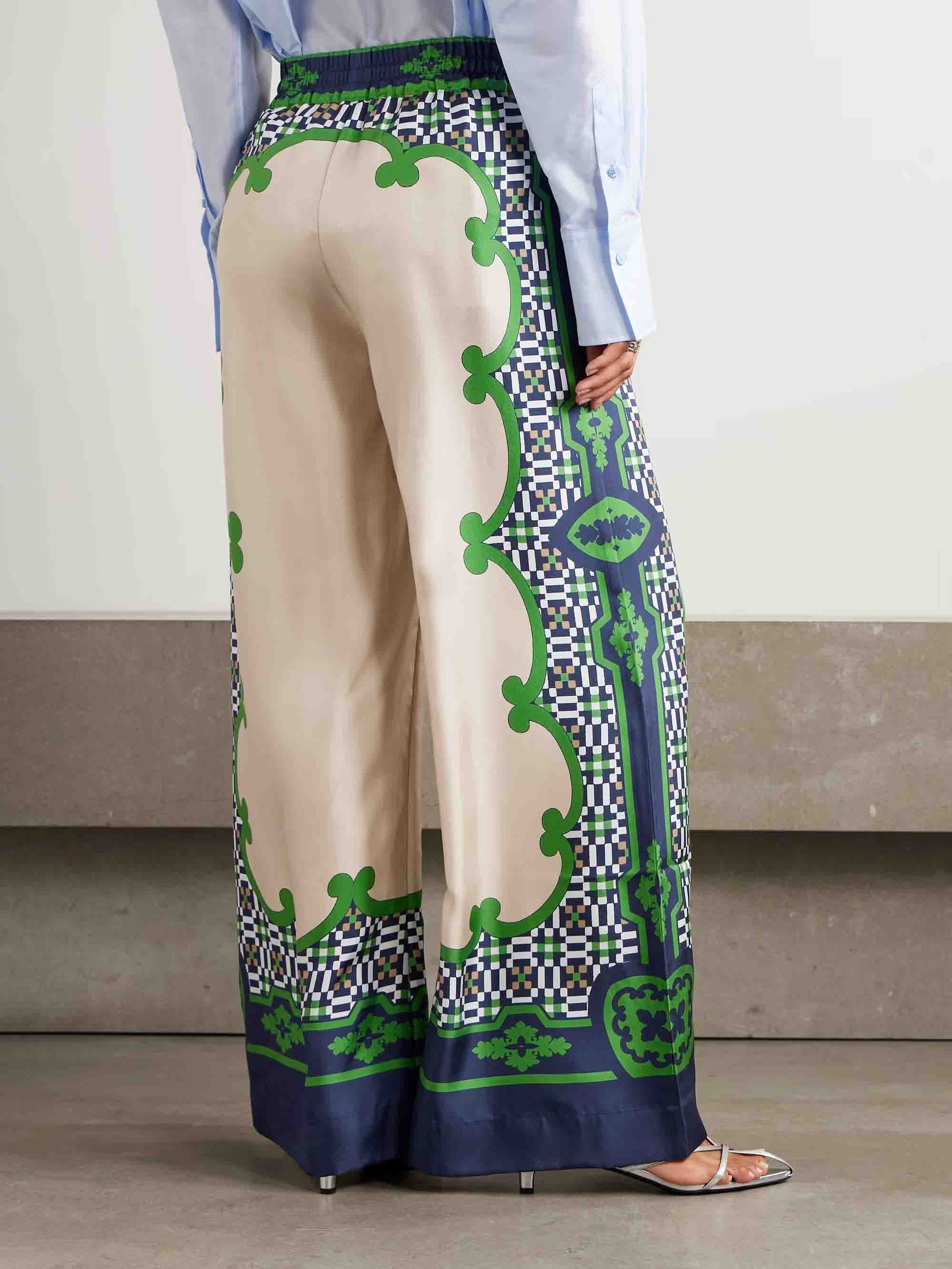 Einzigartige Satinhose mit weitem Bein und geometrischem Print