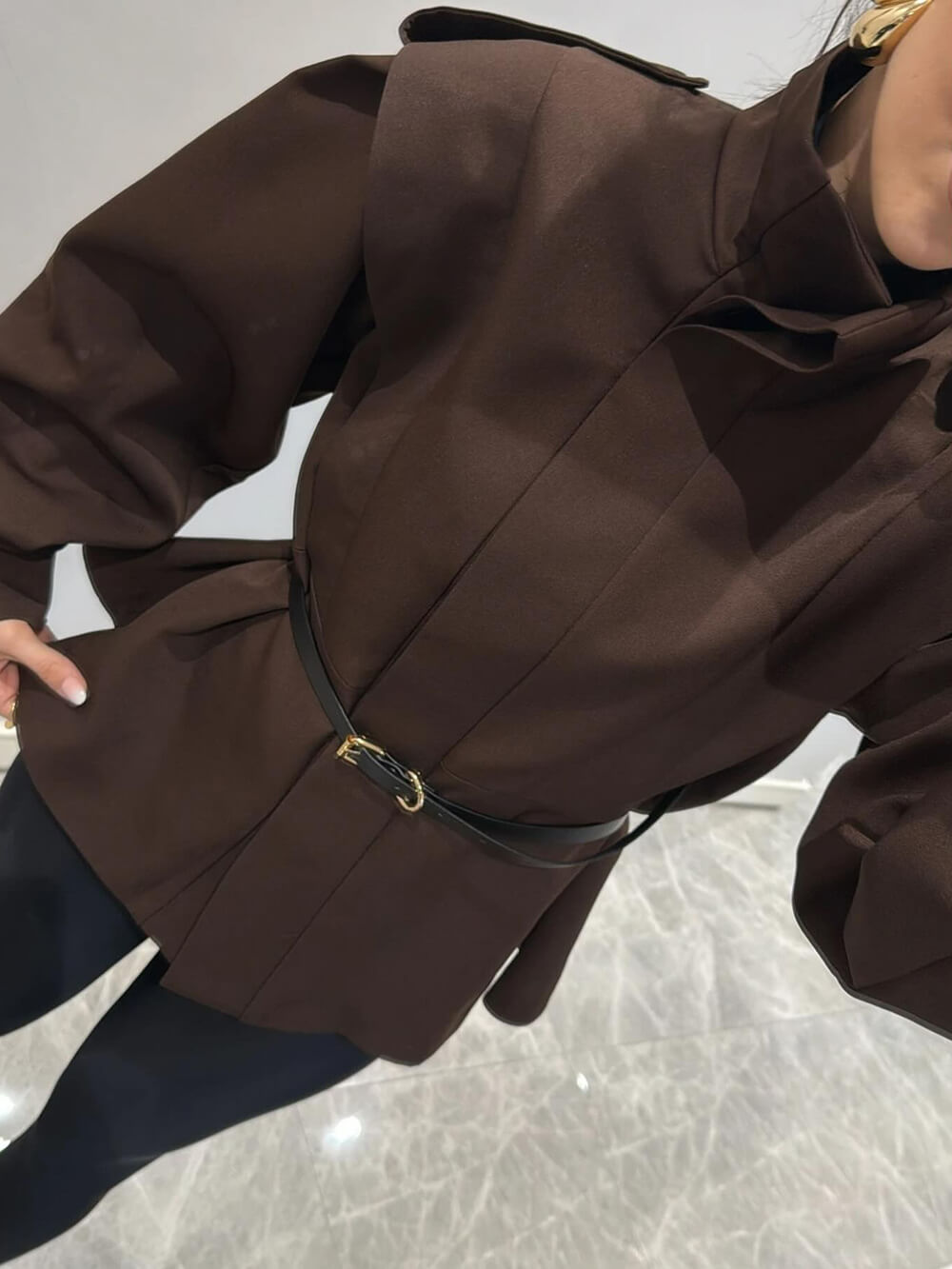 Moderne, auffällige Jacke mit Stehkragen und Knopfleiste und Laternenärmeln
