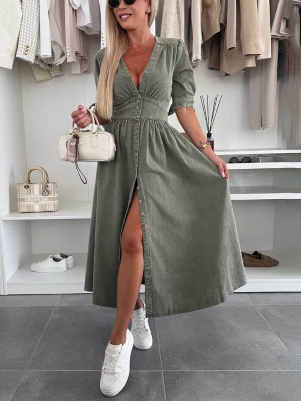 Unique Pleats – einfarbiges Midi-Jeanskleid mit V-Ausschnitt und Button-Down-Kragen
