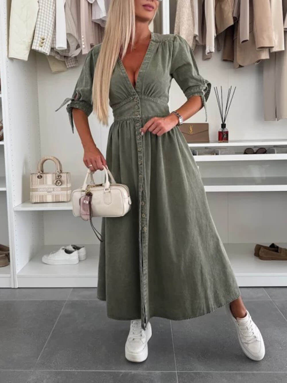 Unique Pleats – einfarbiges Midi-Jeanskleid mit V-Ausschnitt und Button-Down-Kragen
