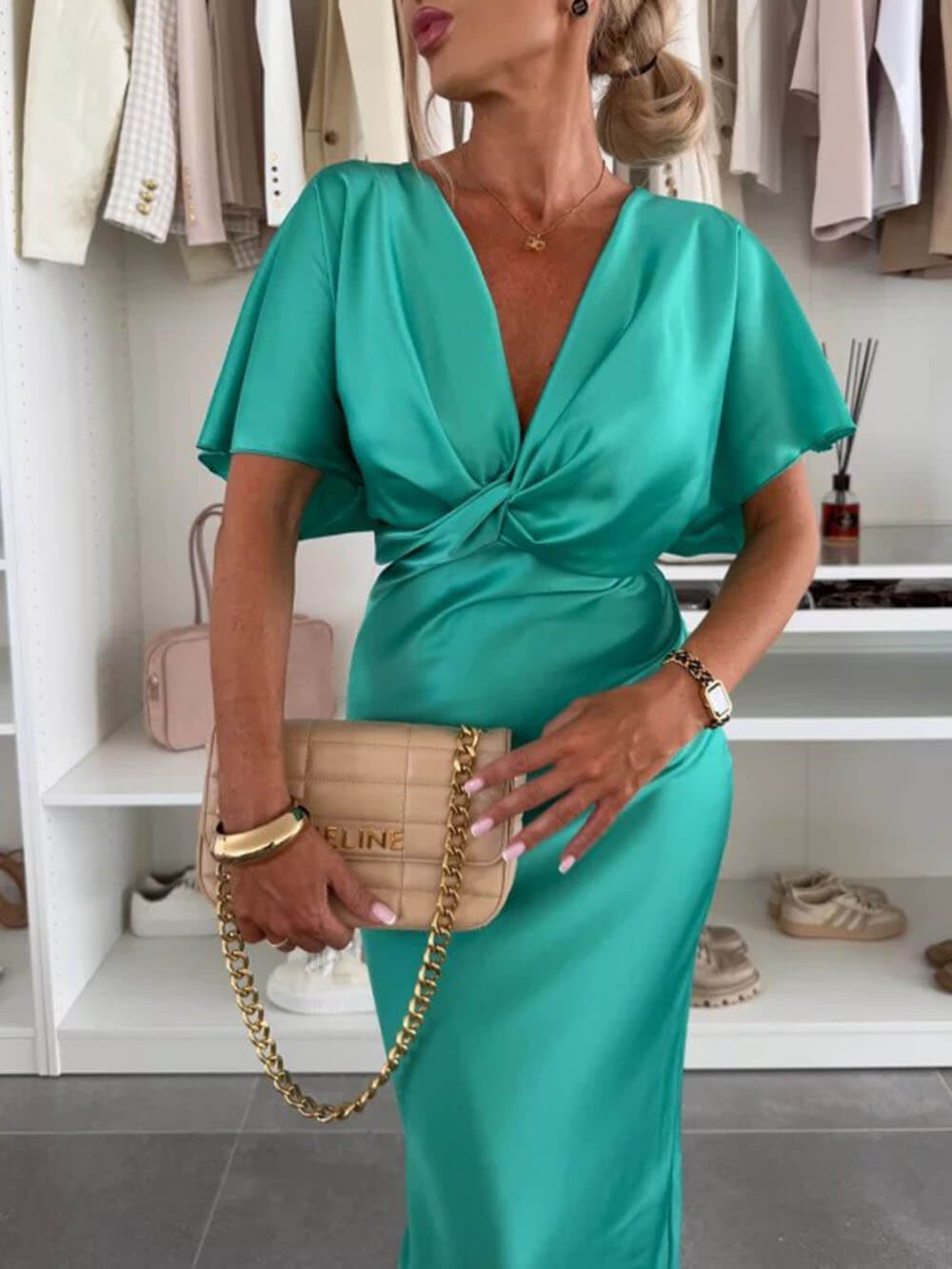 Robe longue moulante en satin de couleur unie avec col en V et nœud croisé