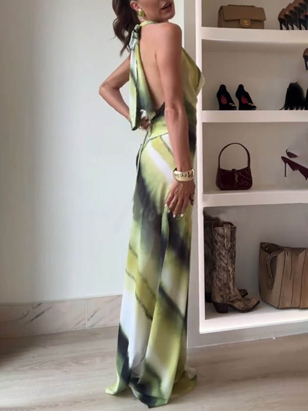 Klassisches Maxikleid mit Batik-Farbverlauf und Wasserfallausschnitt, Neckholder und Bindeband für den Urlaub