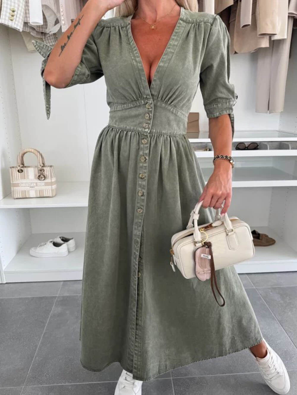 Unique Pleats – einfarbiges Midi-Jeanskleid mit V-Ausschnitt und Button-Down-Kragen