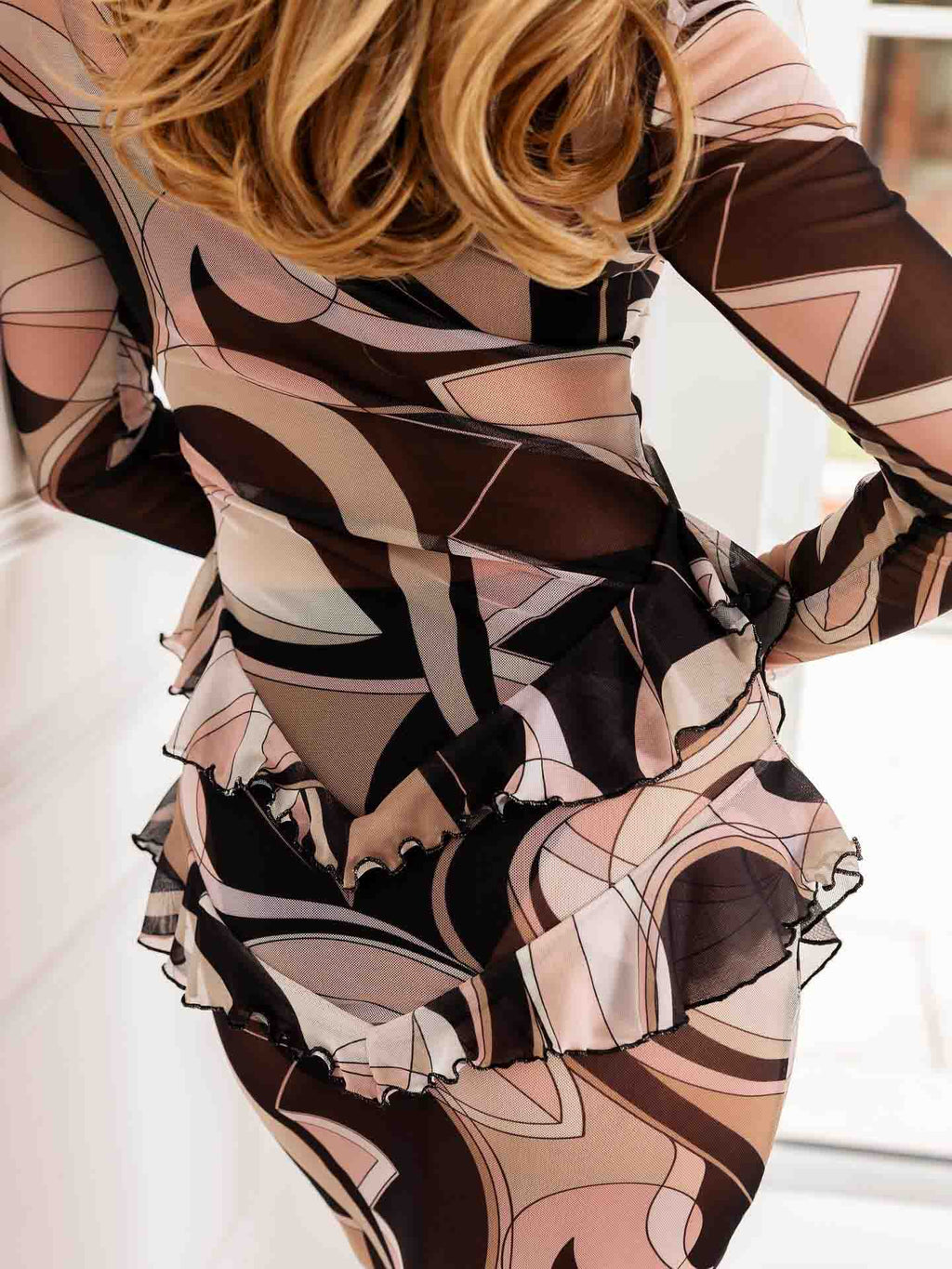 Schlankes Maxikleid aus Netzstoff mit Retro-Abstraktdruck und Rüschen