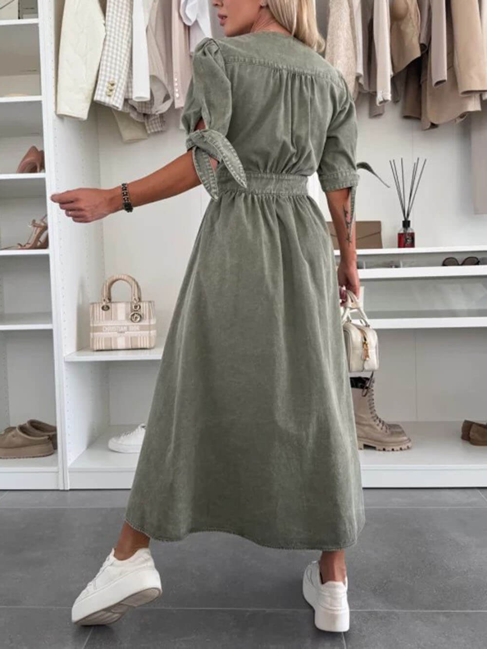 Unique Pleats – einfarbiges Midi-Jeanskleid mit V-Ausschnitt und Button-Down-Kragen