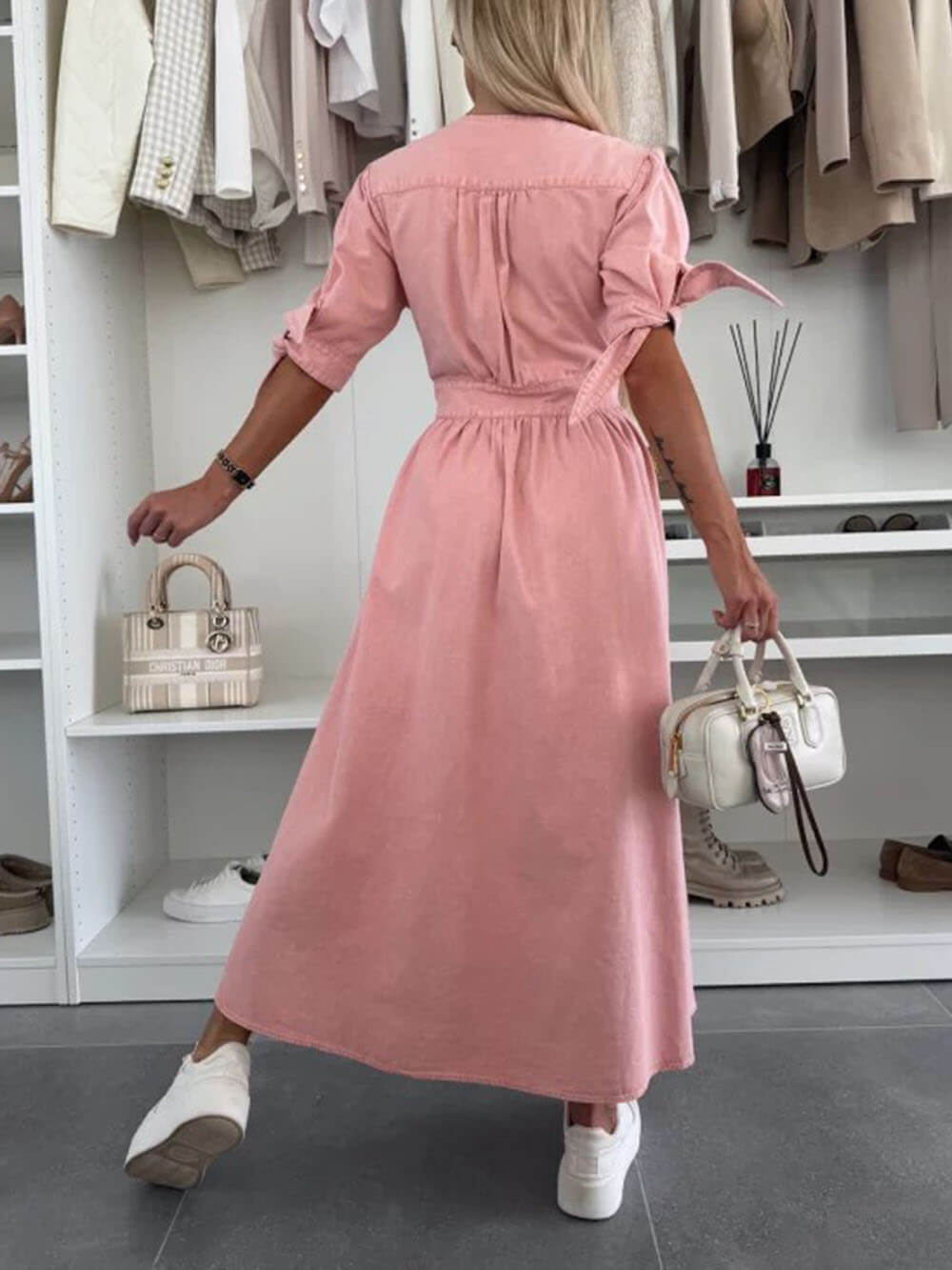 Unique Pleats – einfarbiges Midi-Jeanskleid mit V-Ausschnitt und Button-Down-Kragen