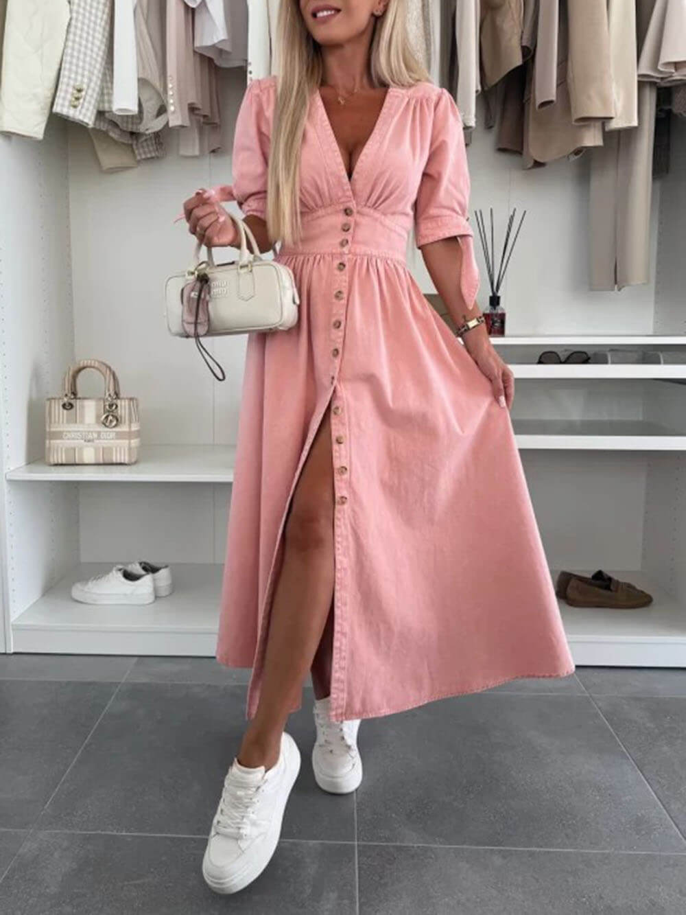 Unique Pleats – einfarbiges Midi-Jeanskleid mit V-Ausschnitt und Button-Down-Kragen