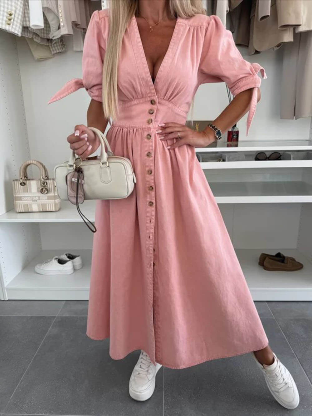 Unique Pleats – einfarbiges Midi-Jeanskleid mit V-Ausschnitt und Button-Down-Kragen