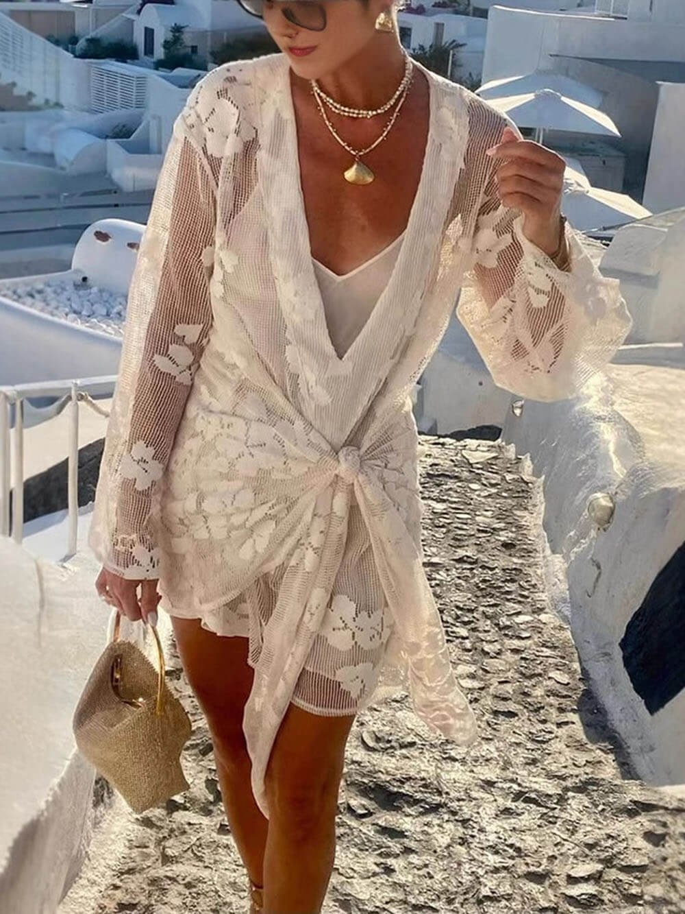 Robe fleurie en dentelle nouée pour les vacances d'été