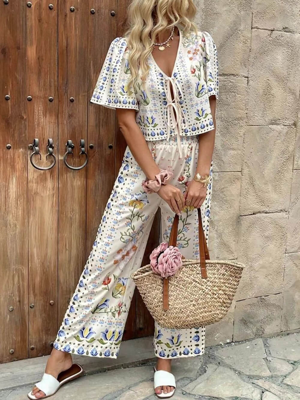 Einzigartiges Set aus Oberteil mit Blumenmuster und Bindeband vorn und hoch taillierter Hose mit geradem Bein