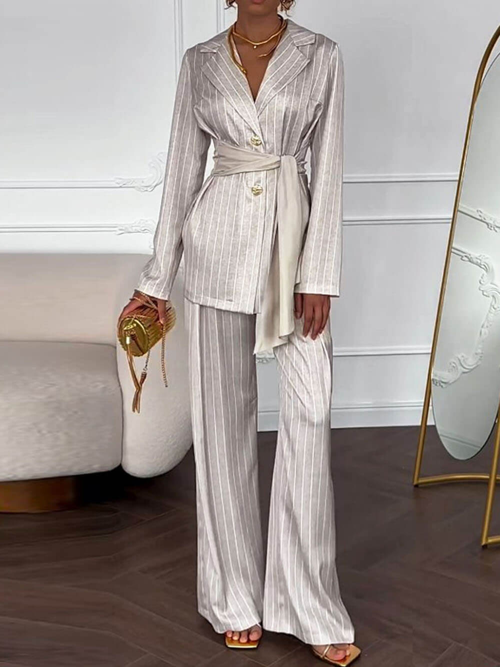 Eleganter Blazer mit Revers und Streifenmuster und Bindegürtel