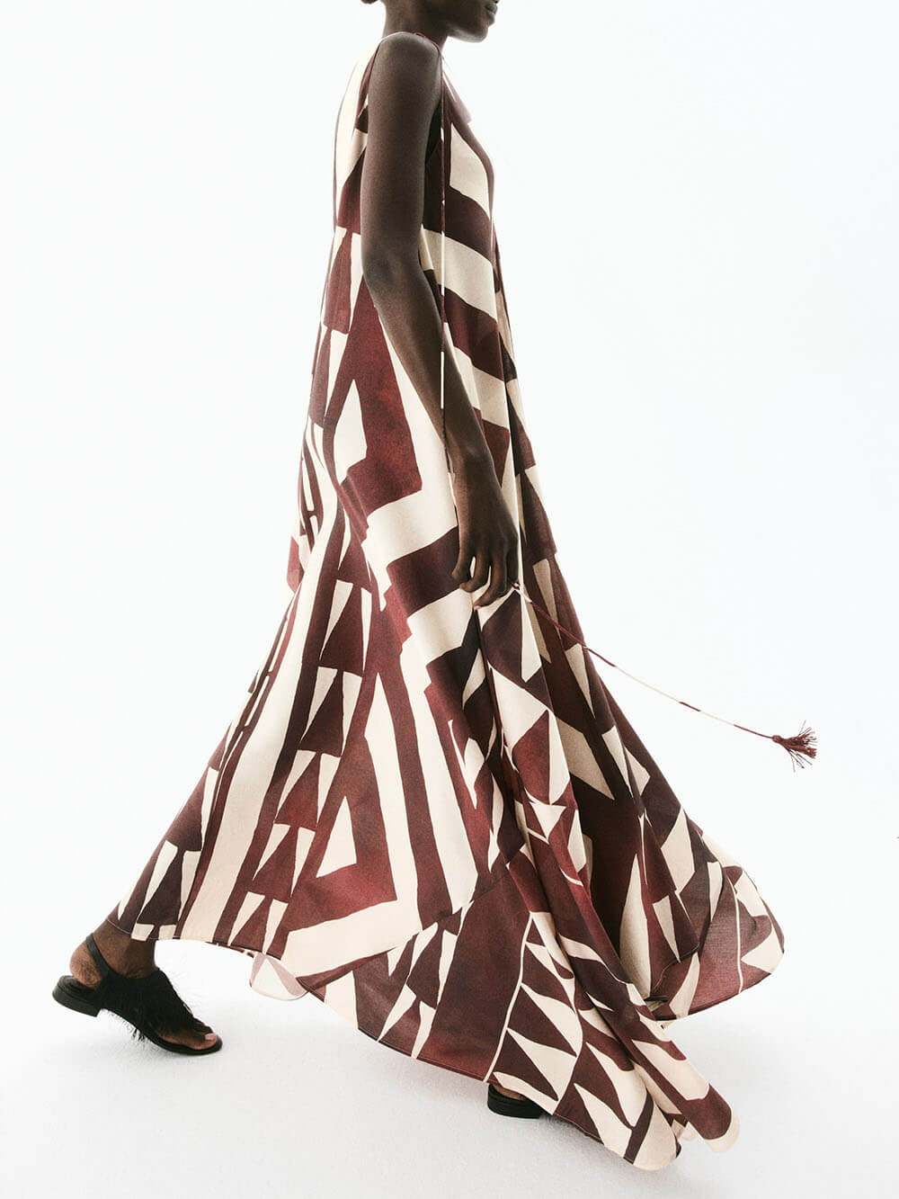 Lässiges, bedrucktes Maxikleid mit V-Ausschnitt und Bindegürtel, locker und ärmellos, fließend