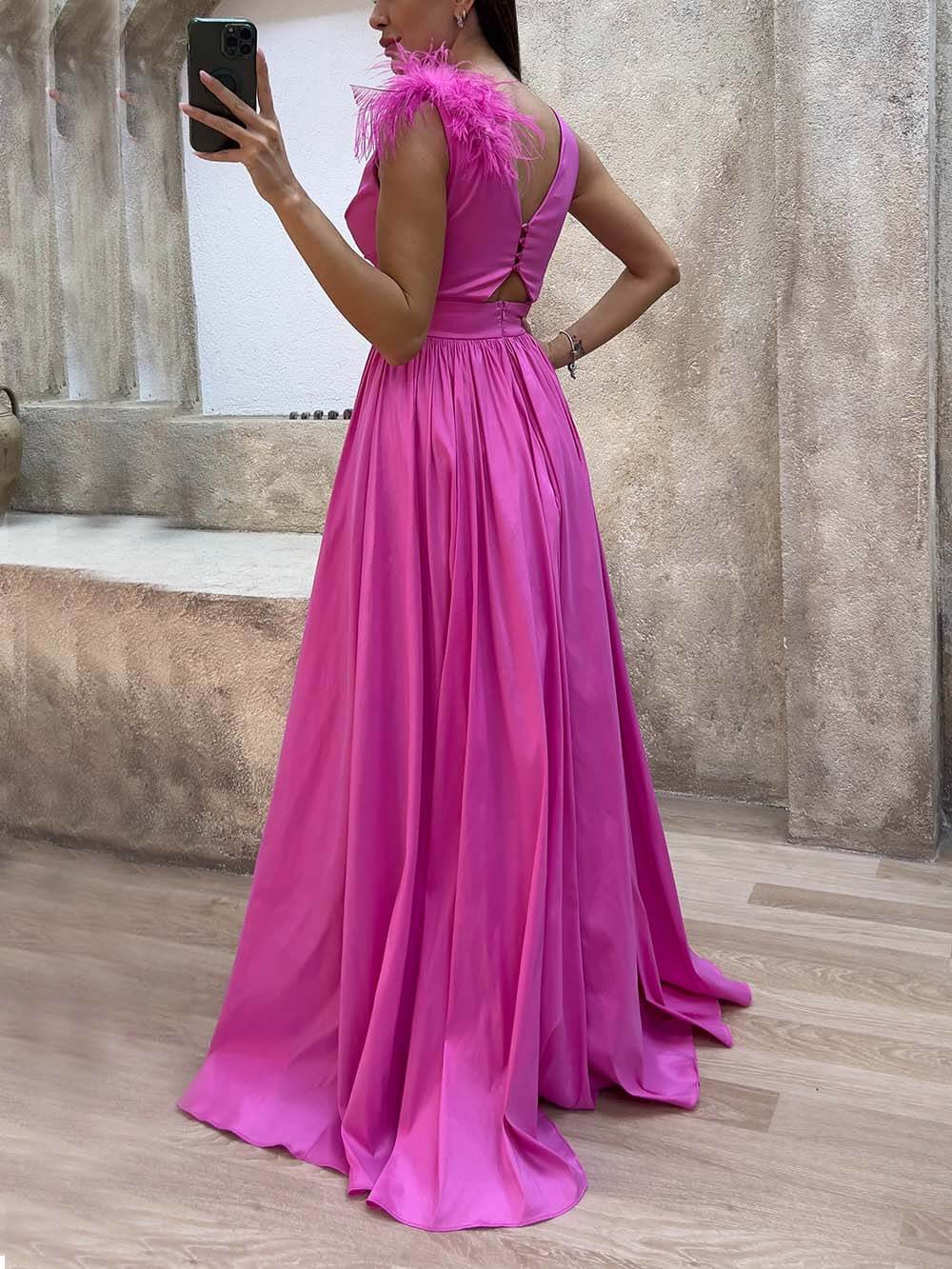 Exquisites, modisches Abendkleid mit Federn und Taillendetail