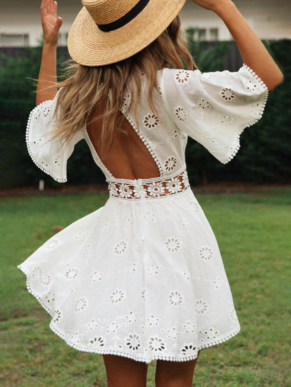 Summer Nights – Rückenfreies Minikleid mit Cut-Outs und Fransen