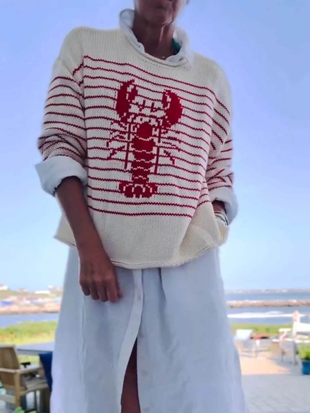 Pull rétro rayé crème et rouge à motif homard