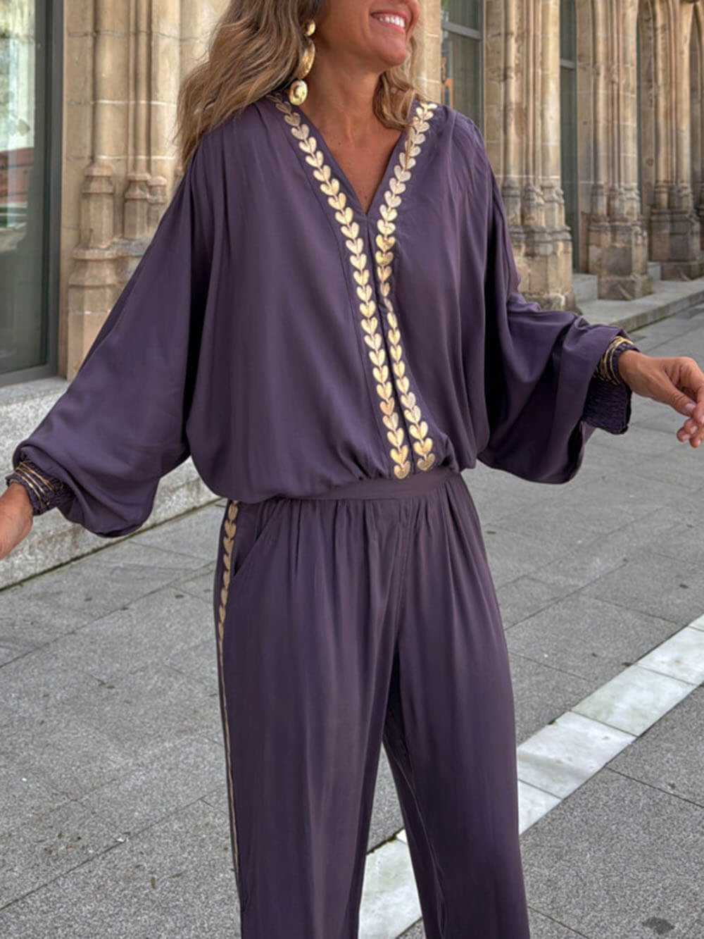 Haut à col en V avec bordure dorée et poignets élastiques, style moderne et unique