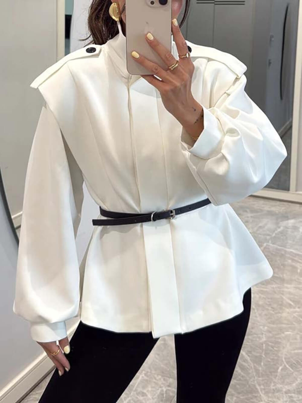 Moderne, auffällige Jacke mit Stehkragen und Knopfleiste und Laternenärmeln