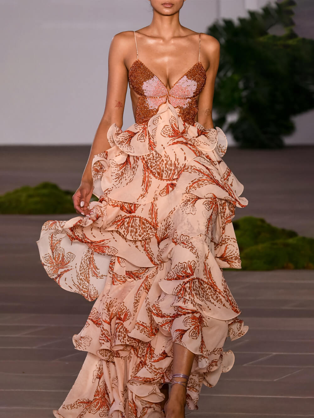 Maxikleid mit gestuftem Sunset-Schmetterlings-Print und Neckholder-Rücken