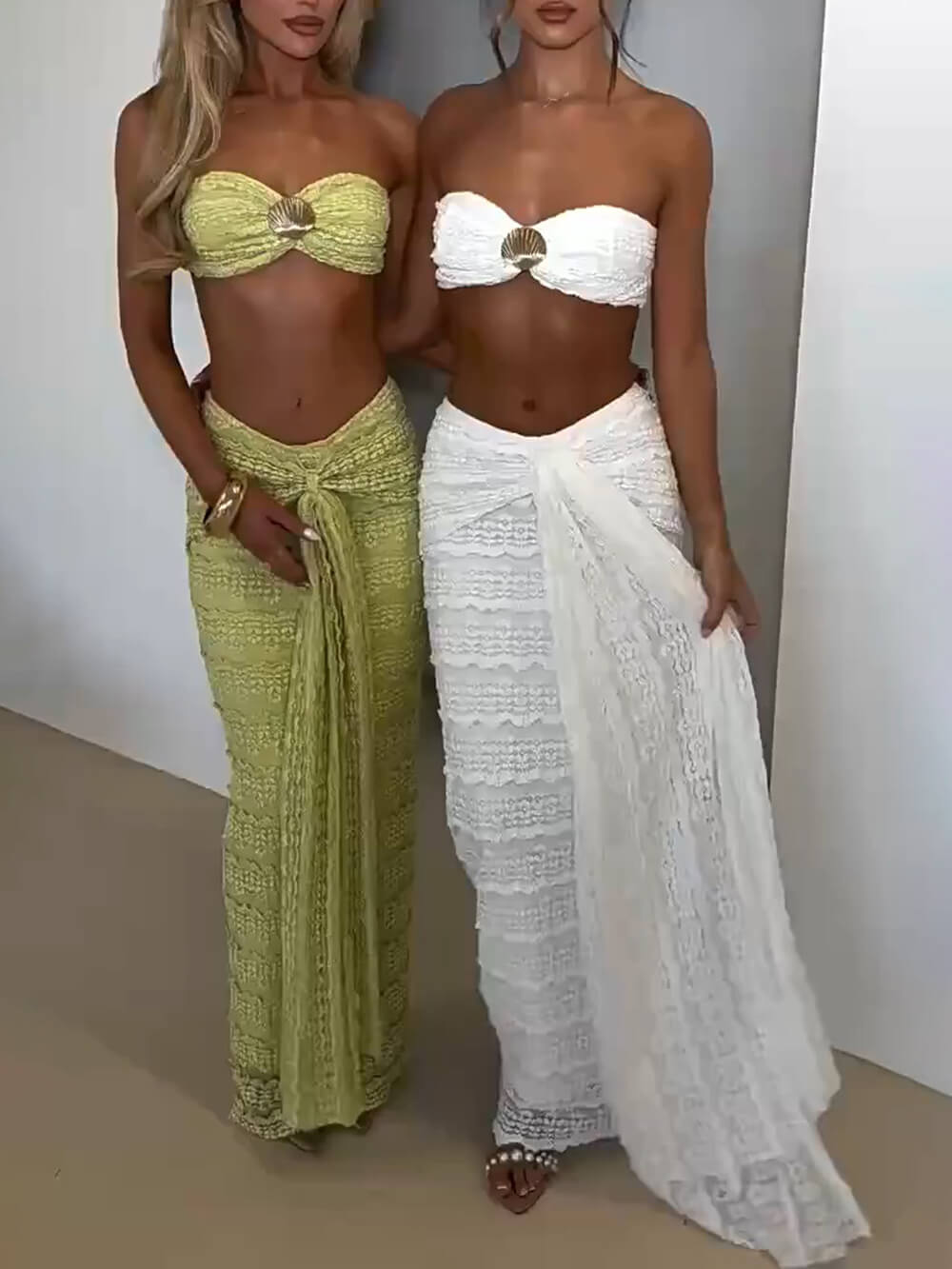 Ensemble élégant haut bustier orné de coquillages et jupe froncée