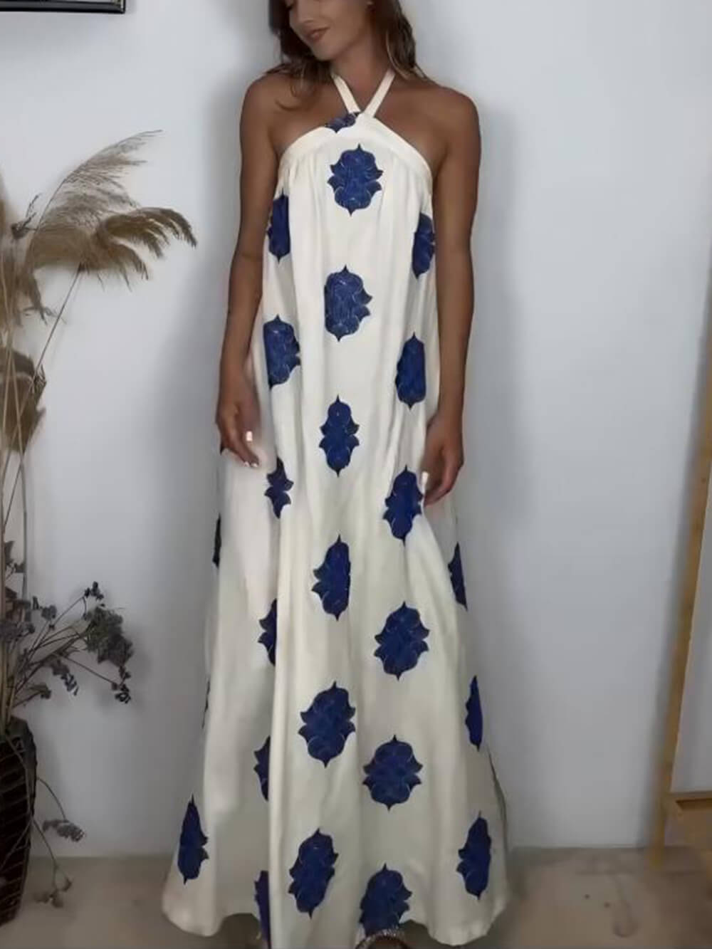 Elegantes, bedrucktes, rückenfreies Neckholder-Maxikleid in A-Linie