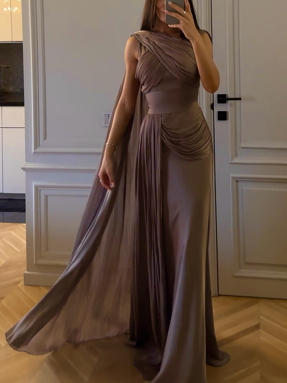 Elegantes Maxikleid aus Satin mit drapierter Schärpe