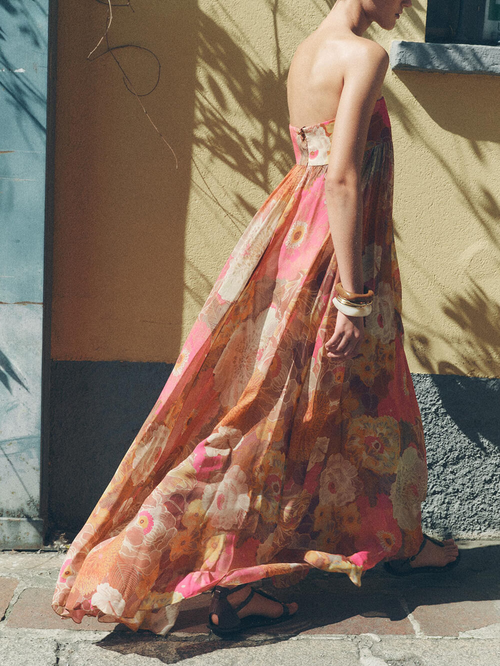 Schulterfreies Maxikleid in A-Linie mit ethnischem Blumendruck